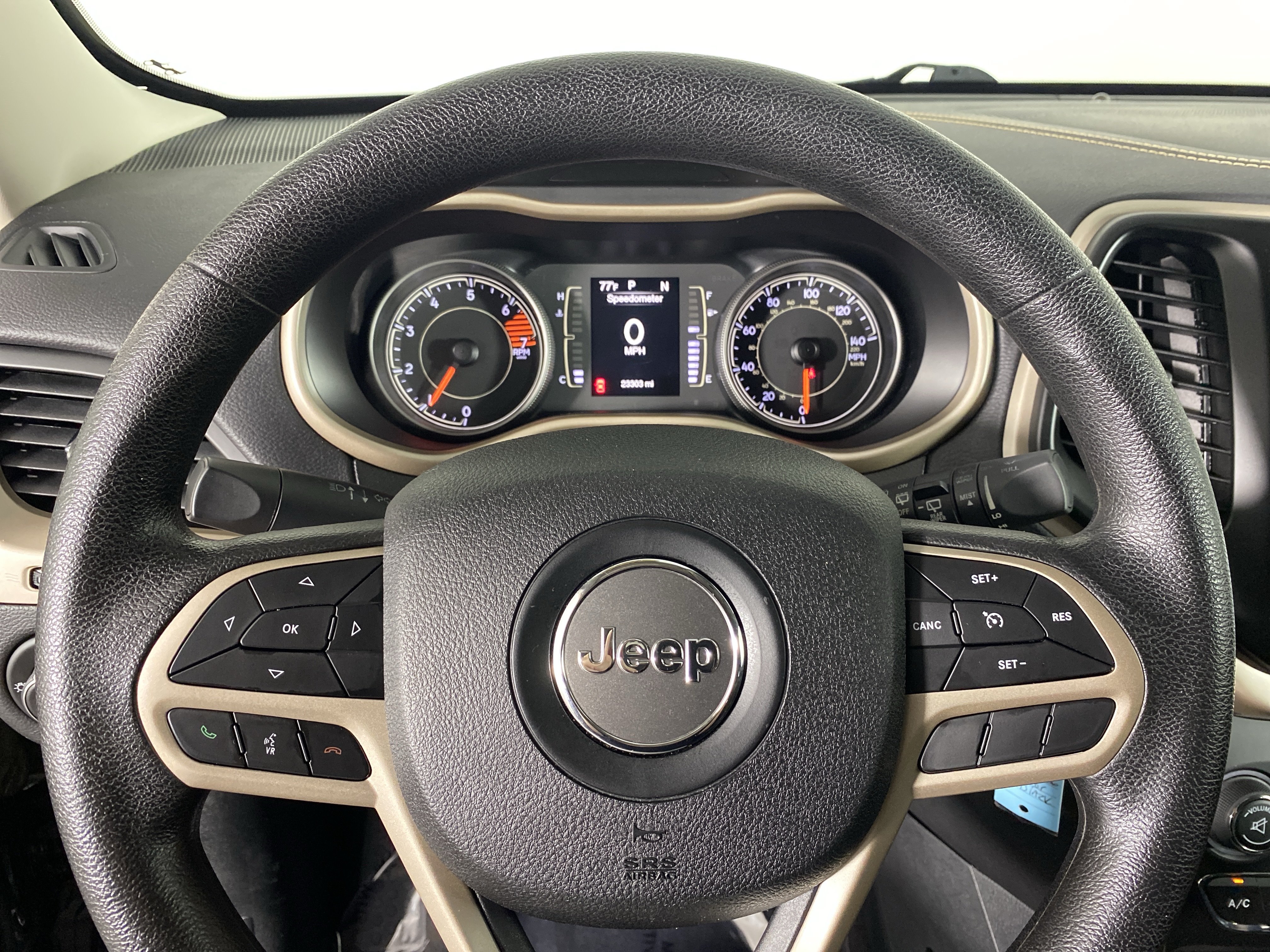 Used 2018 Jeep Cherokee Latitude w/ Safety Group AWD/4WD image 19