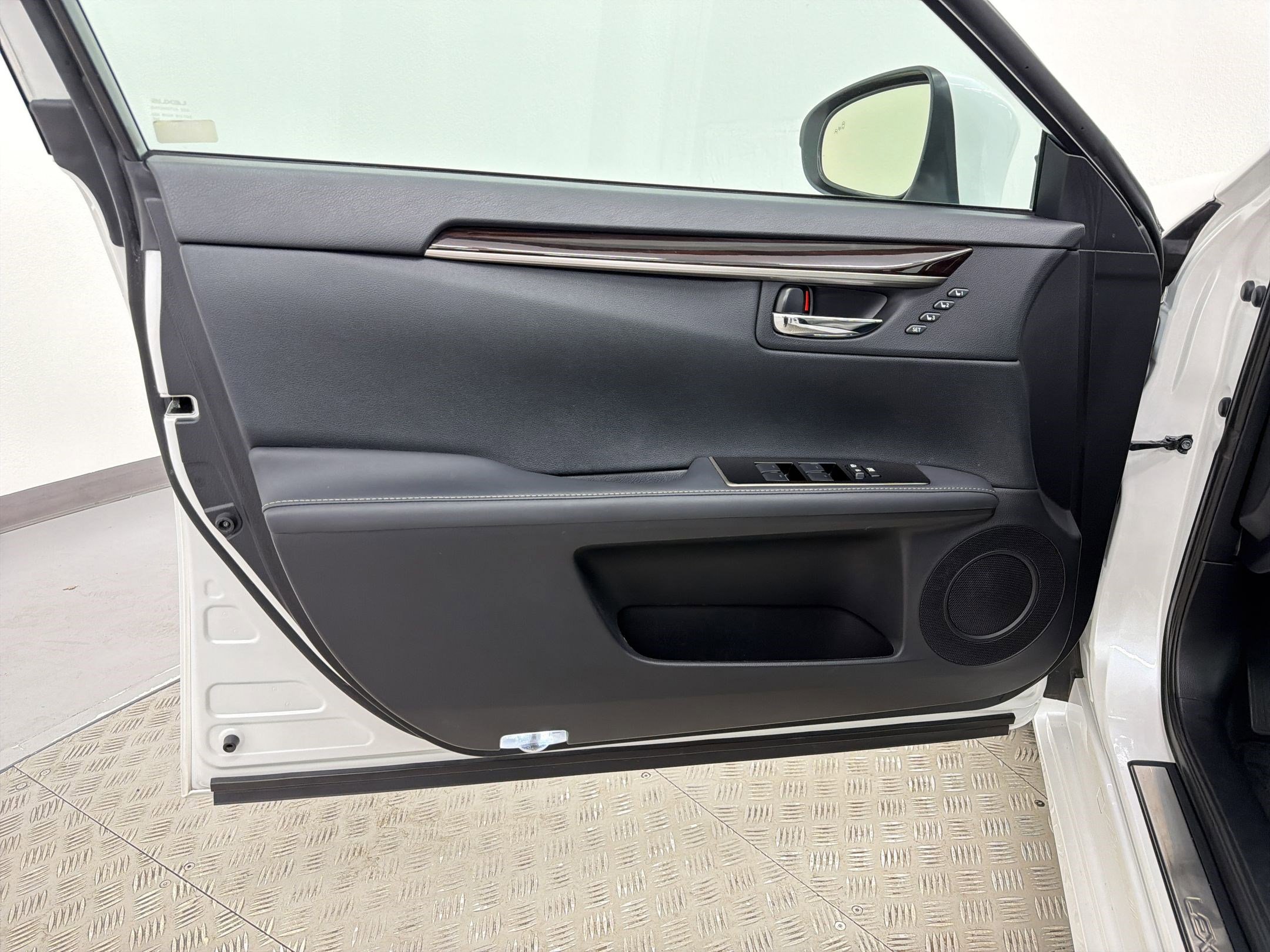 Used 2018 Lexus ES 350 w/ Luxury Package w/Wood Trim image 22