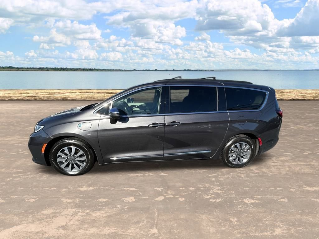 Used 2022 Chrysler Pacifica Limited w/ Uconnect Theater Family Group image 11