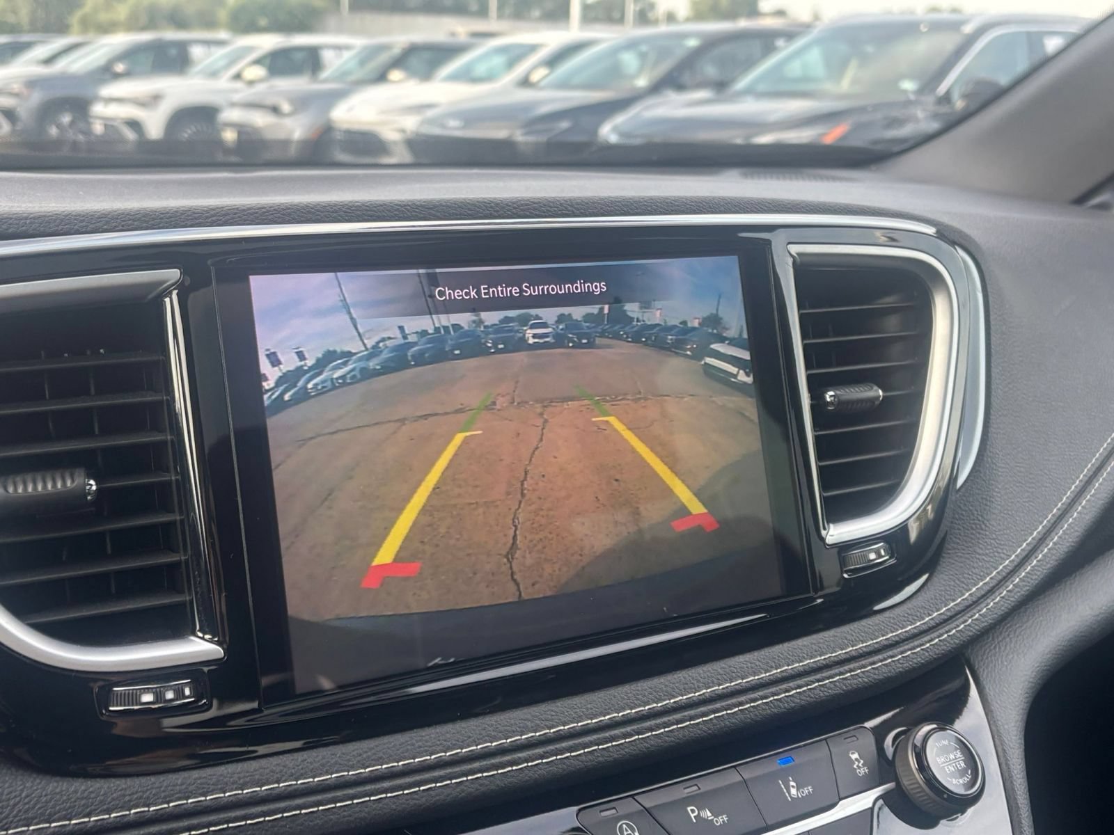 Used 2025 Chrysler Pacifica Limited FWD image 26