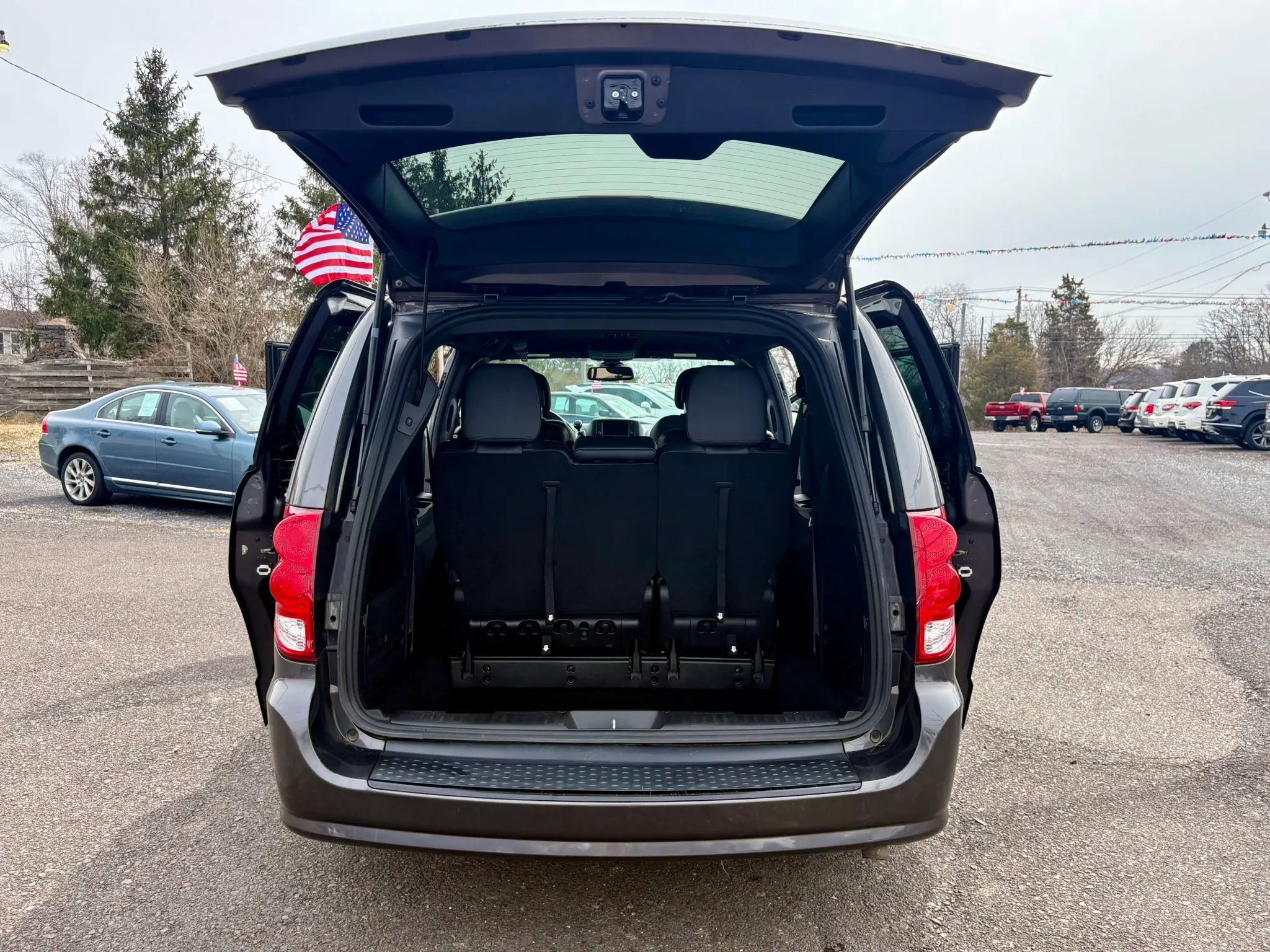 Used 2018 Dodge Grand Caravan SXT w/ Blacktop Package FWD image 21
