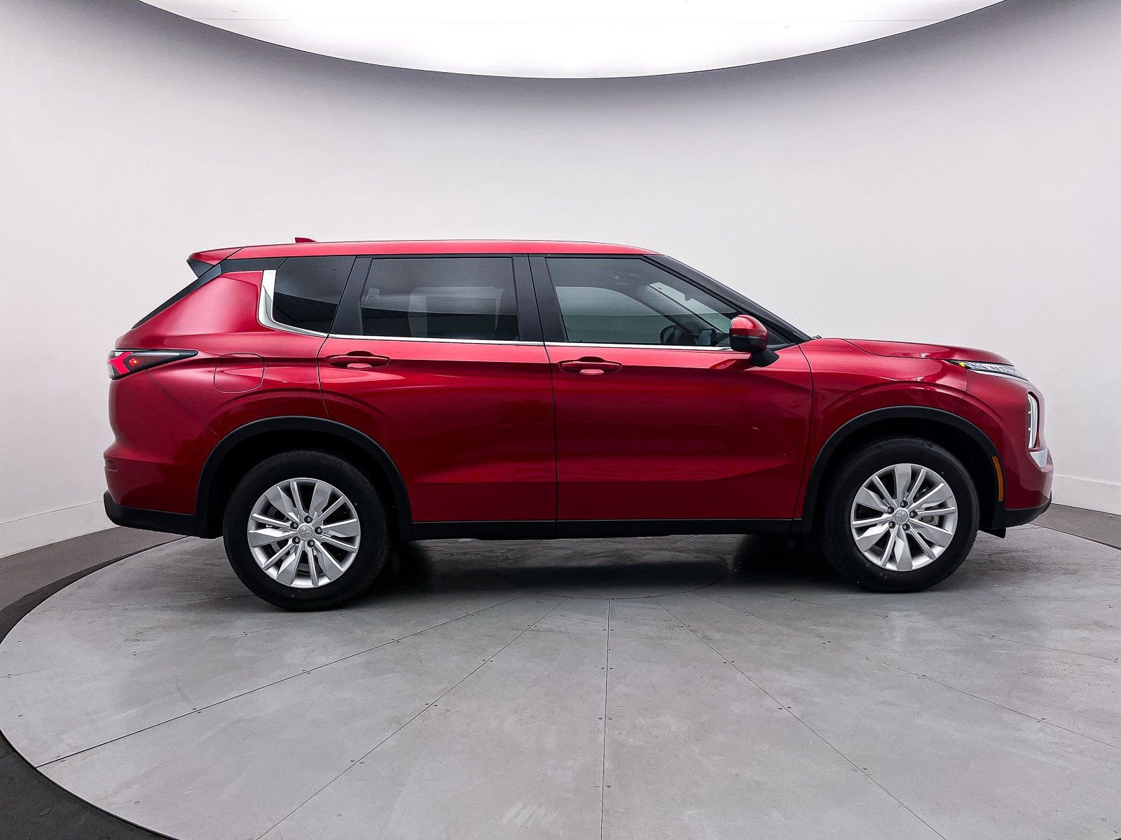 New 2025 Mitsubishi Outlander ES image 8