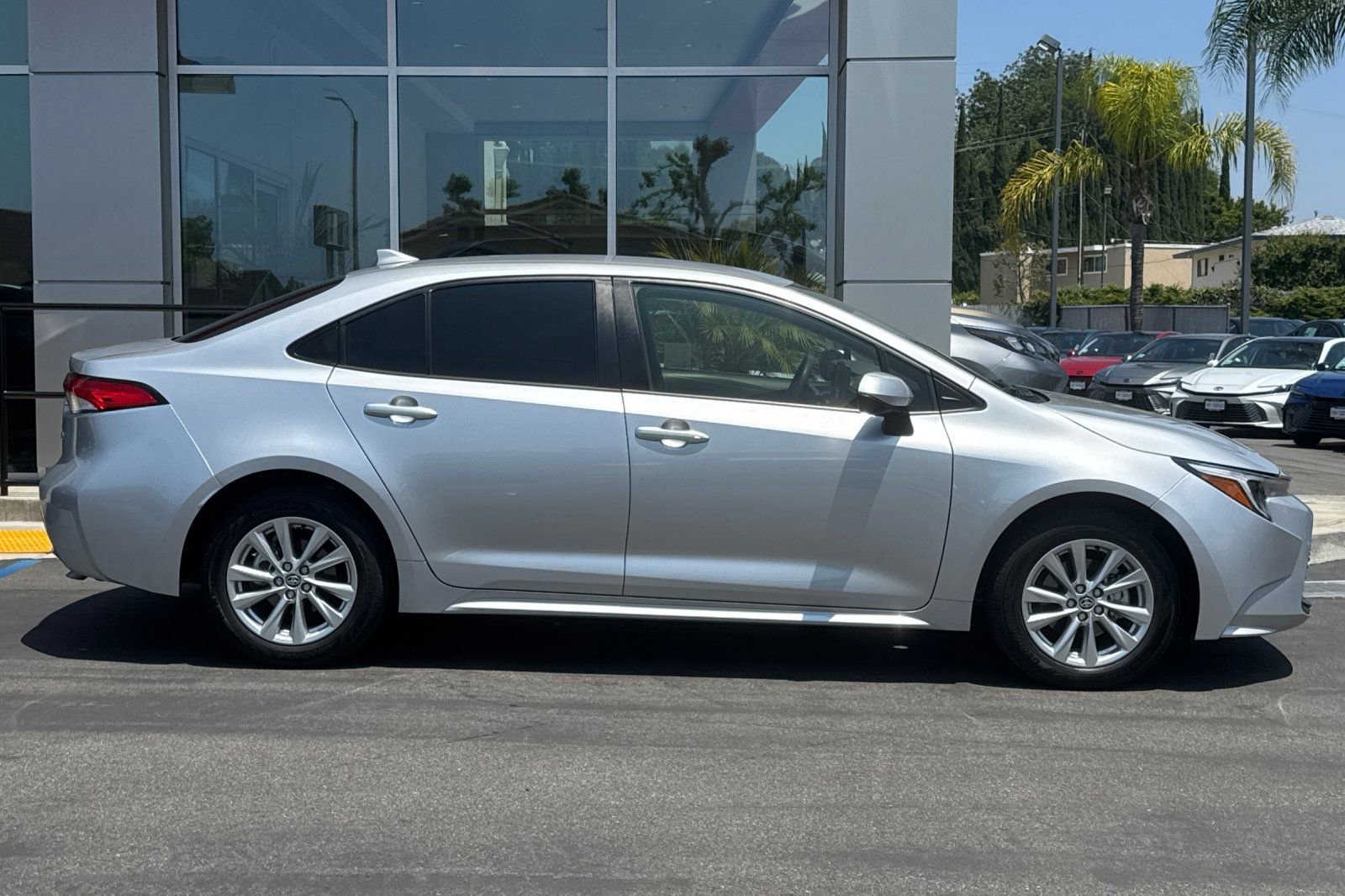 Used 2024 Toyota Corolla LE w/ LE Convenience Package FWD image 4