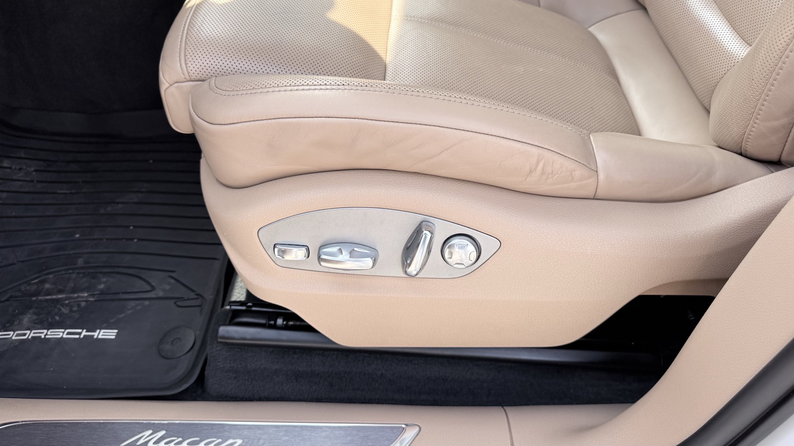 Used 2023 Porsche Macan Turbo AWD/4WD image 19