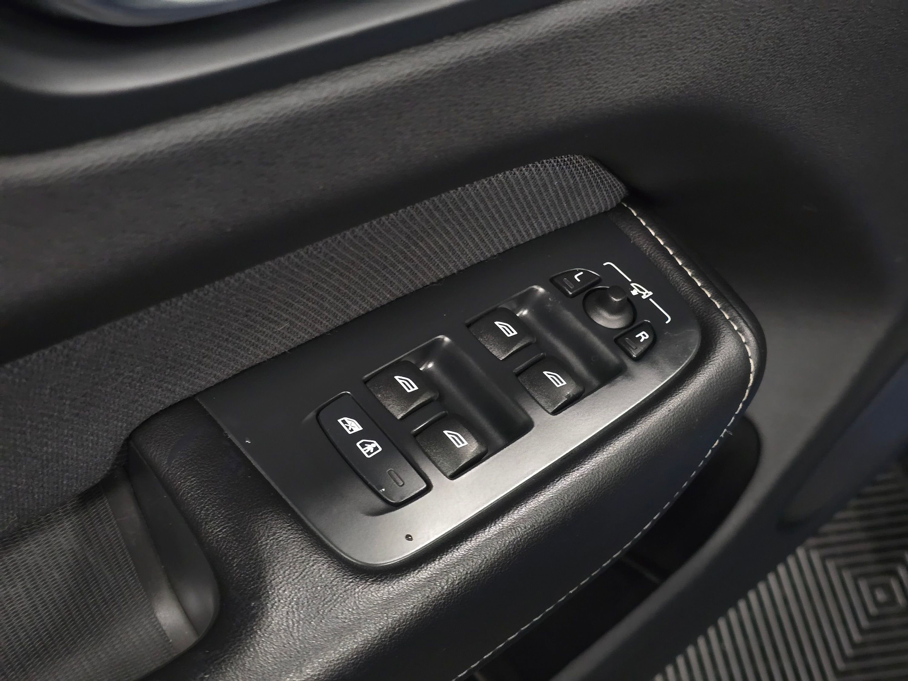 Used 2021 Volvo XC60 T5 R-Design w/ Protection Package Premier image 38