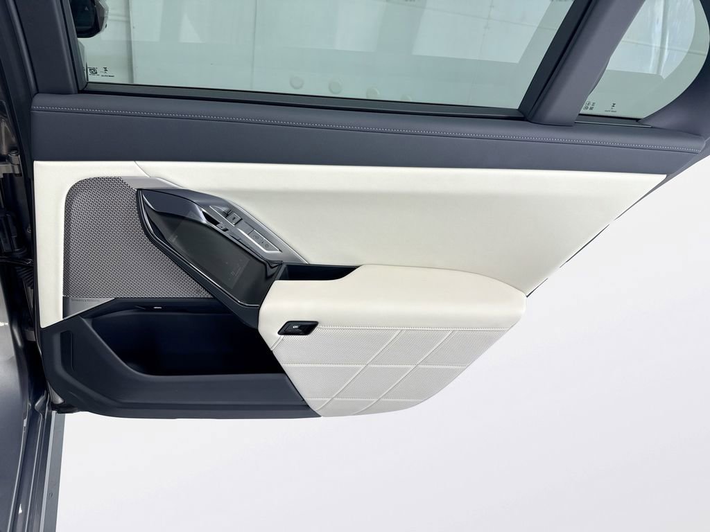 Certified 2025 BMW i7 eDrive50 w/ M Sport Package RWD image 26
