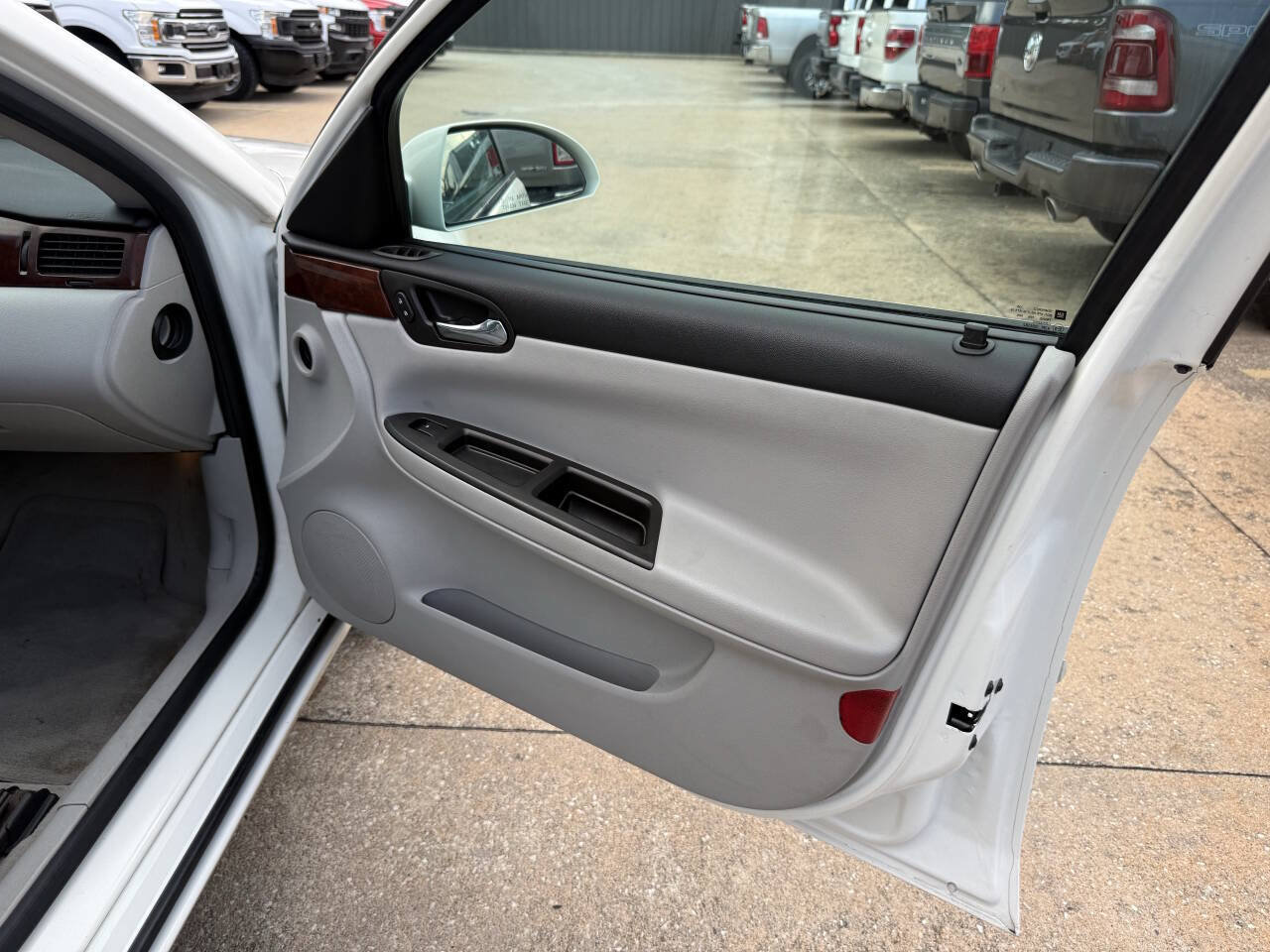 Used 2008 Chevrolet Impala LT FWD image 11