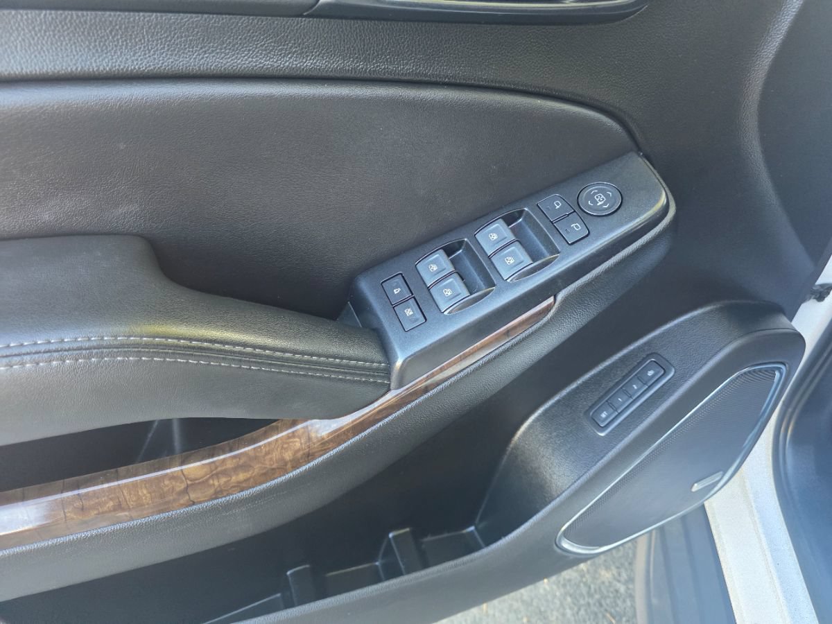 Used 2020 Chevrolet Suburban LT RWD image 15