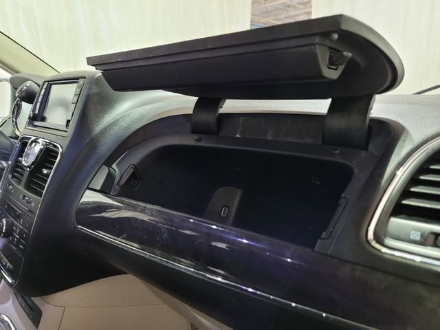 Used 2015 Chrysler Town & Country Touring w/ Driver Convenience Group image 54