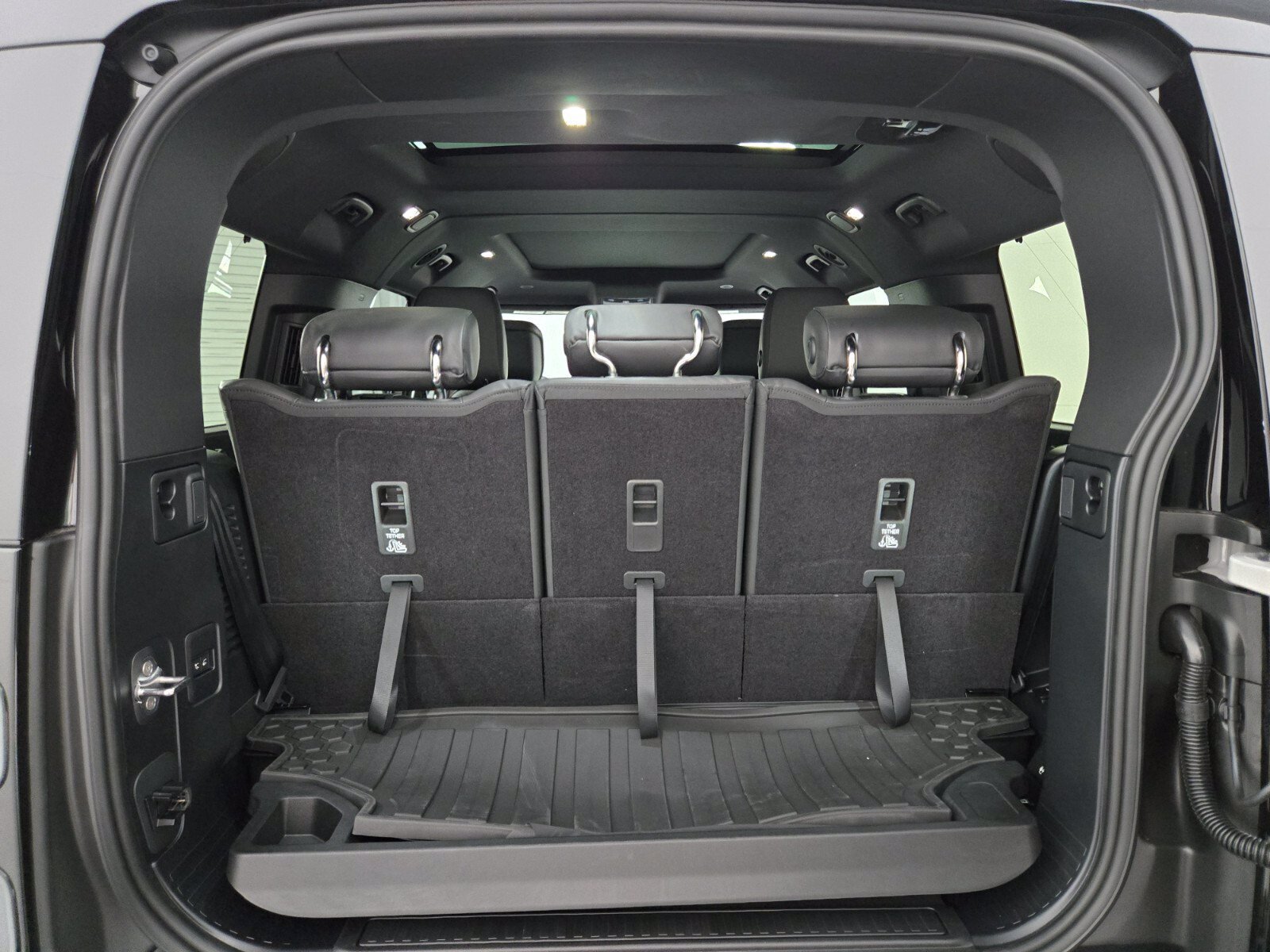 New 2026 Land Rover Defender 130 X-Dynamic SE AWD/4WD image 16