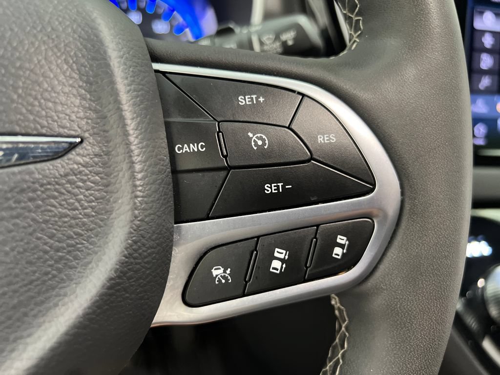 Used 2025 Chrysler Pacifica Select FWD image 51