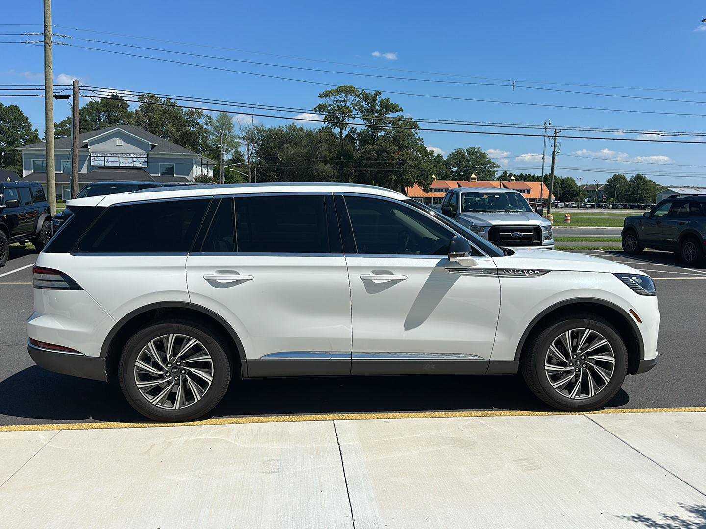 Used 2026 Lincoln Aviator AWD image 4