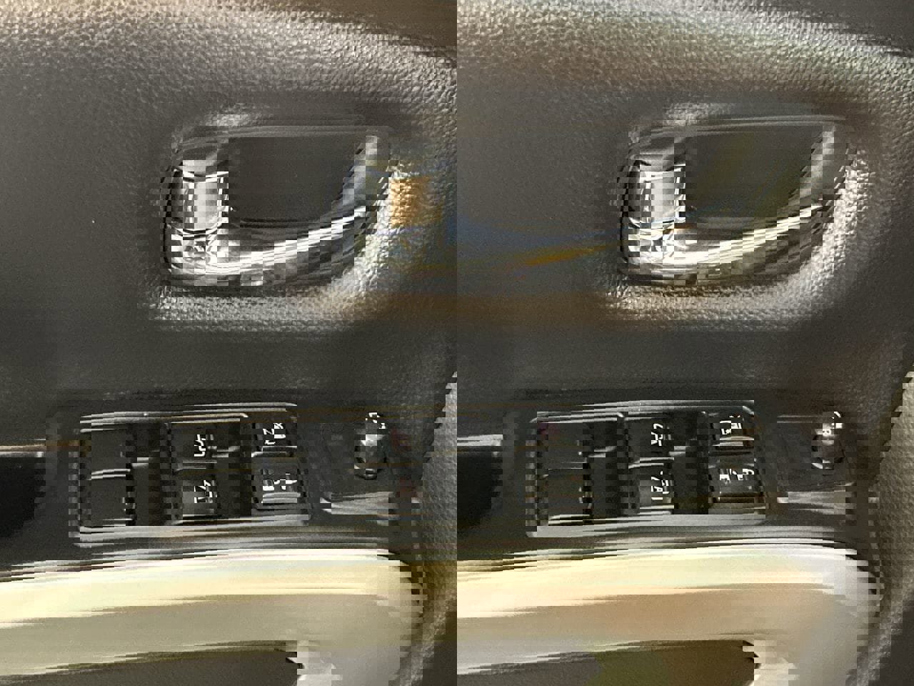 Used 2016 Nissan Titan SV image 18