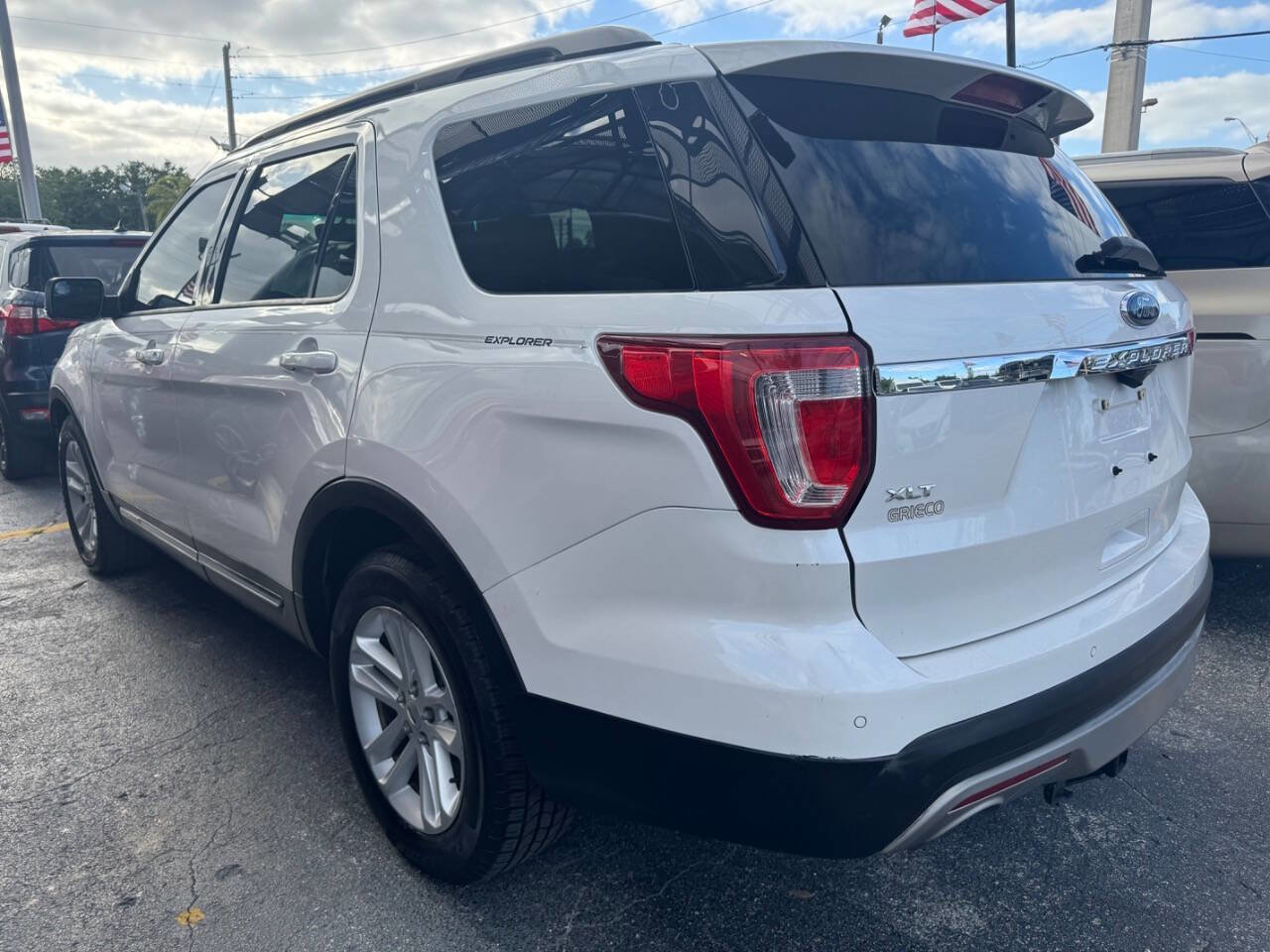 Used 2016 Ford Explorer XLT w/ Equipment Group 202A FWD image 3