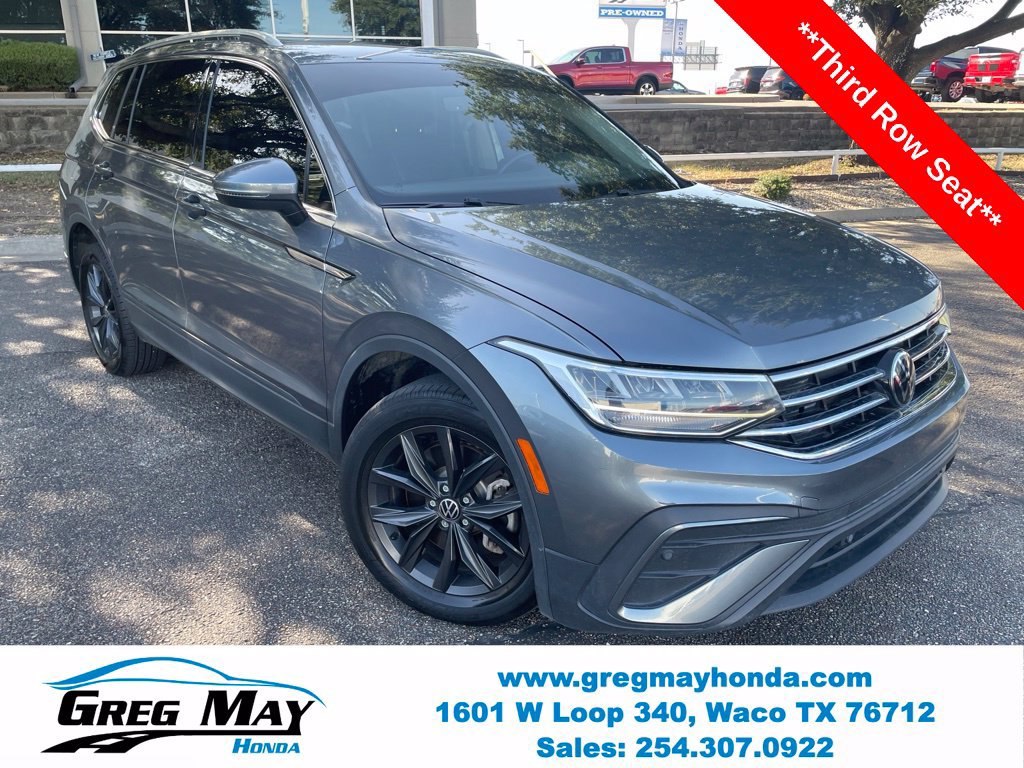 Used 2024 Volkswagen Tiguan SE w/ Panoramic Sunroof Package FWD image 1