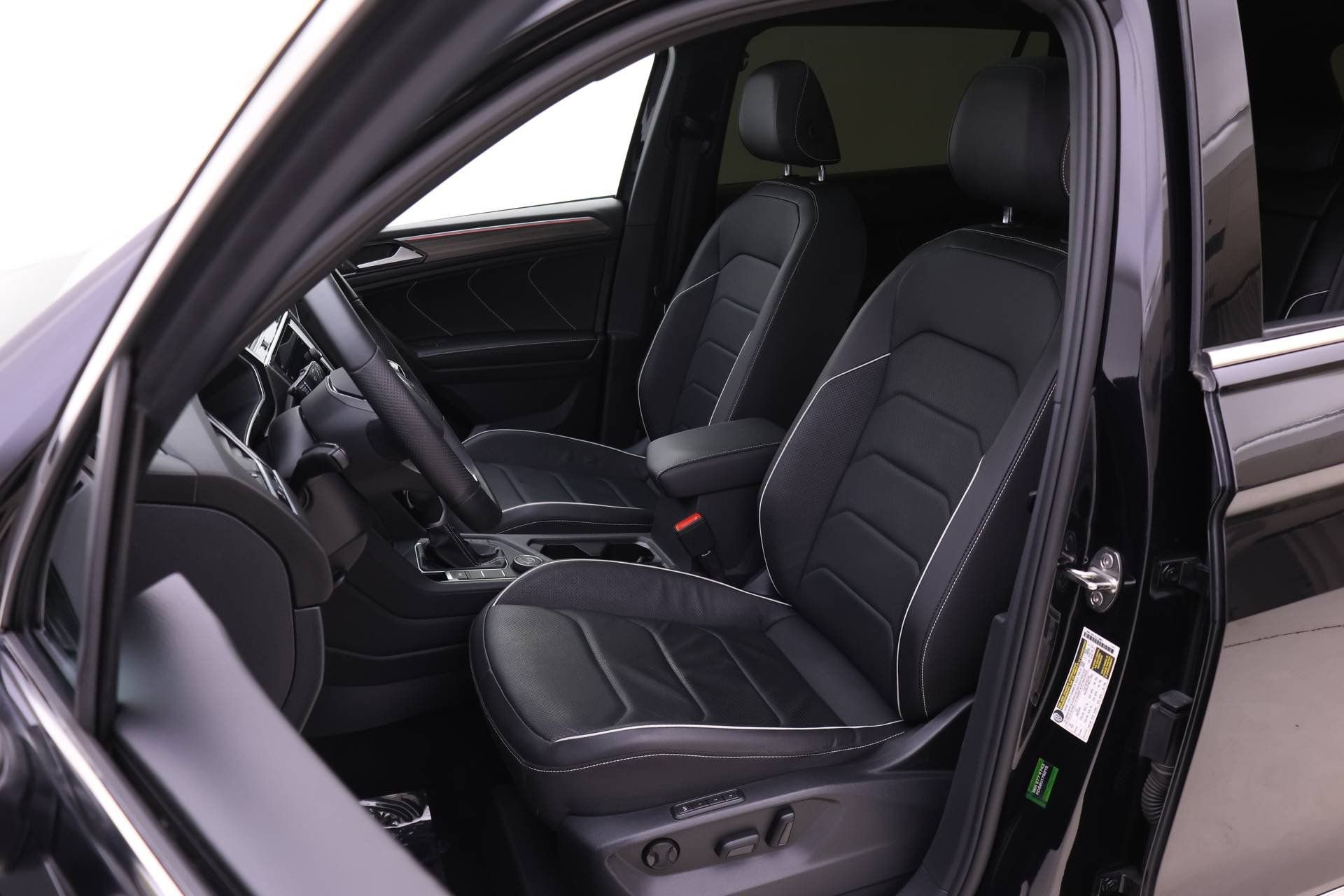 Used 2022 Volkswagen Tiguan SEL R-Line image 4