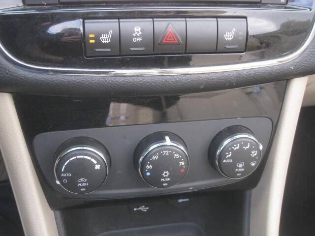 Used 2011 Chrysler 200 Limited FWD image 31
