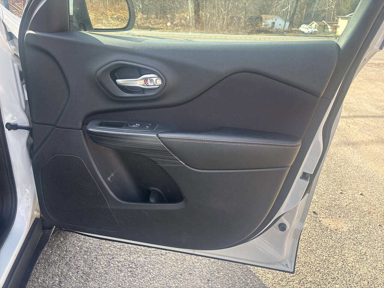 Used 2016 Jeep Cherokee Latitude w/ Cold Weather Group image 21