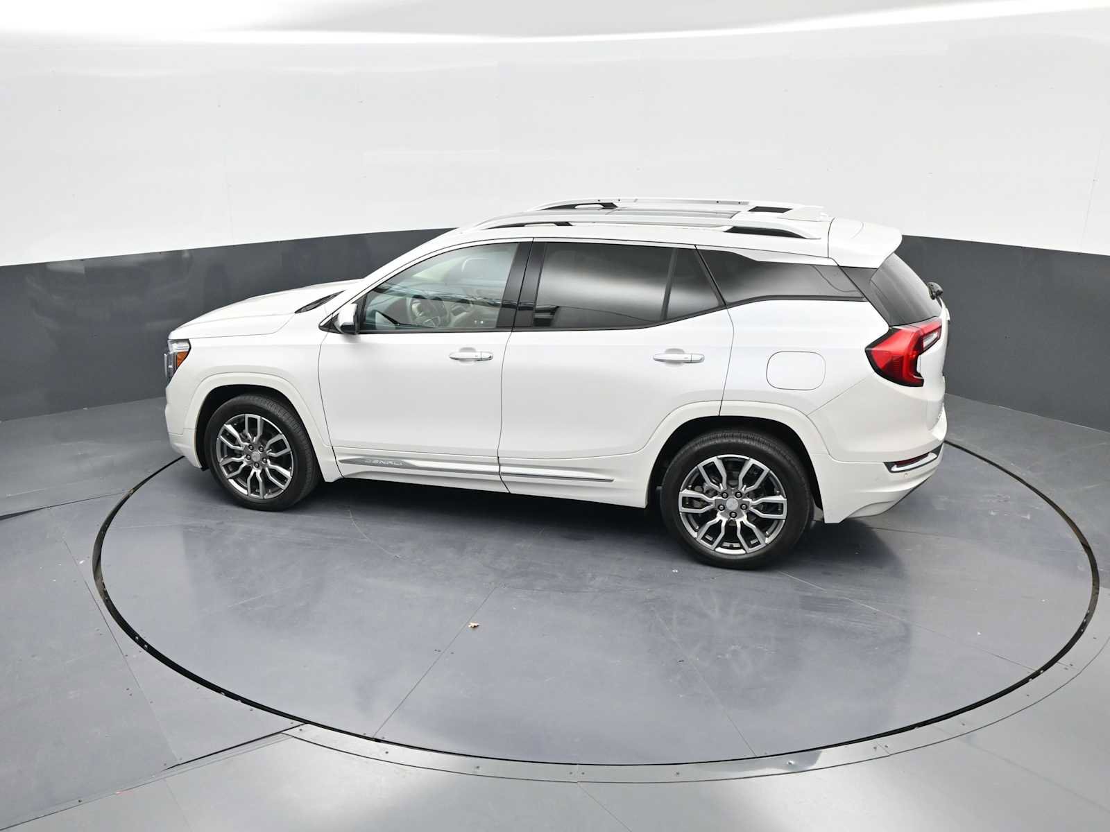 Used 2024 GMC Terrain Denali w/ Denali Premium Package image 33