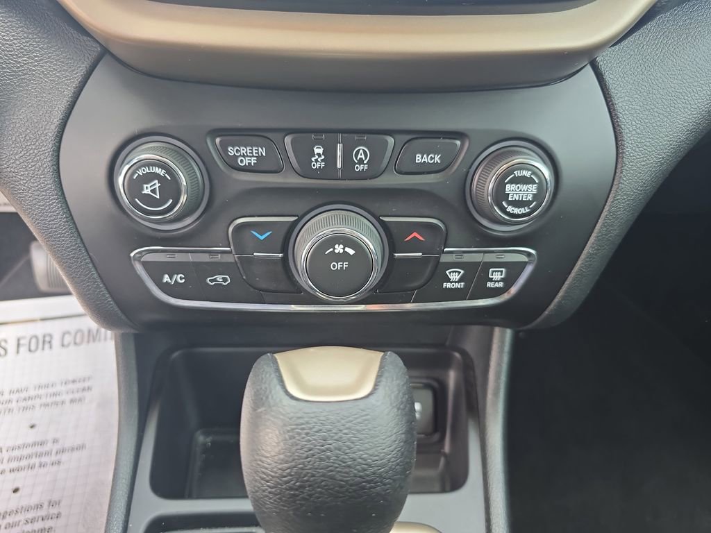 Used 2015 Jeep Cherokee Latitude FWD image 17