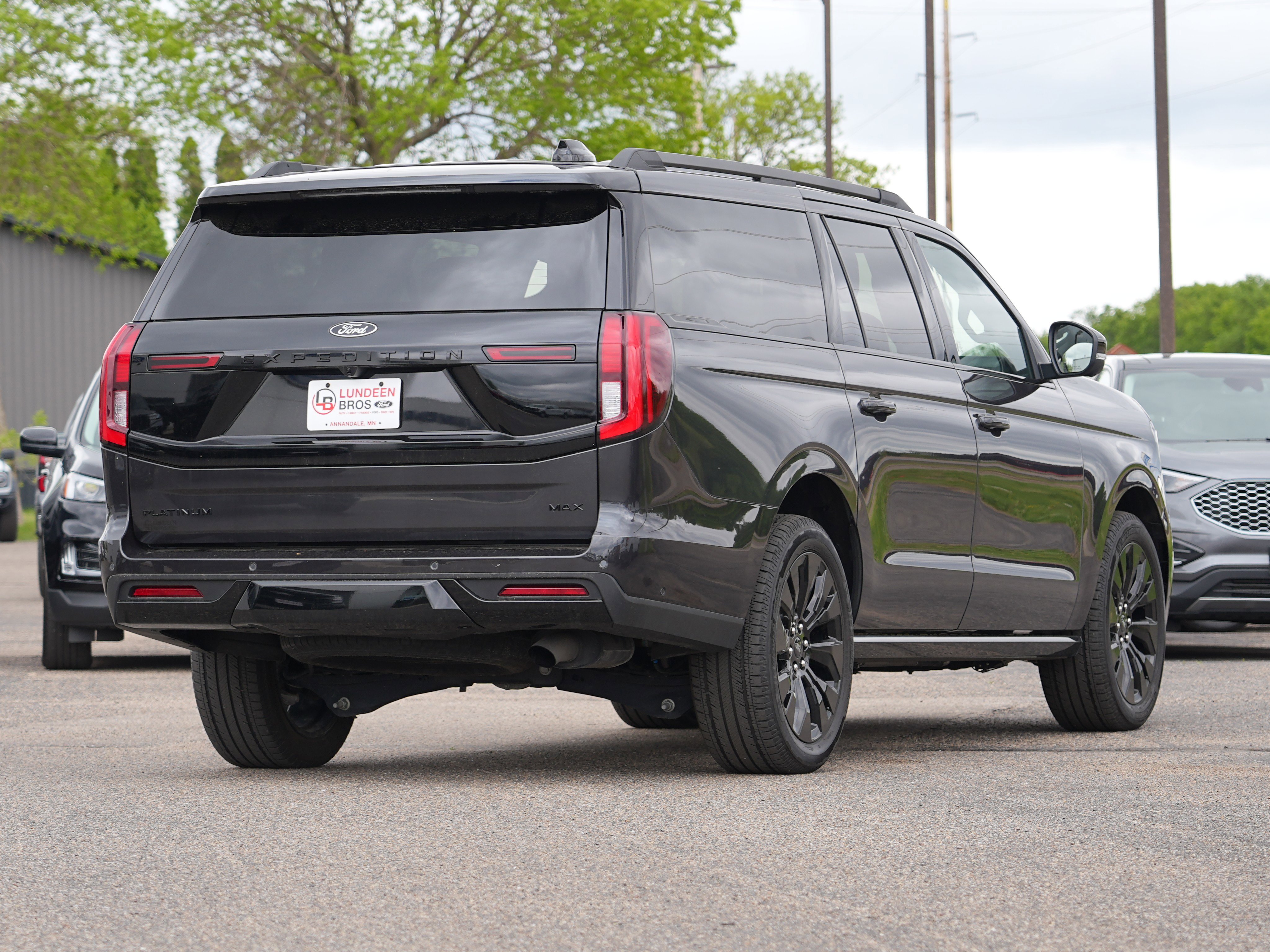 Used 2025 Ford Expedition Max Platinum w/ Stealth Appearance Package AWD/4WD image 3