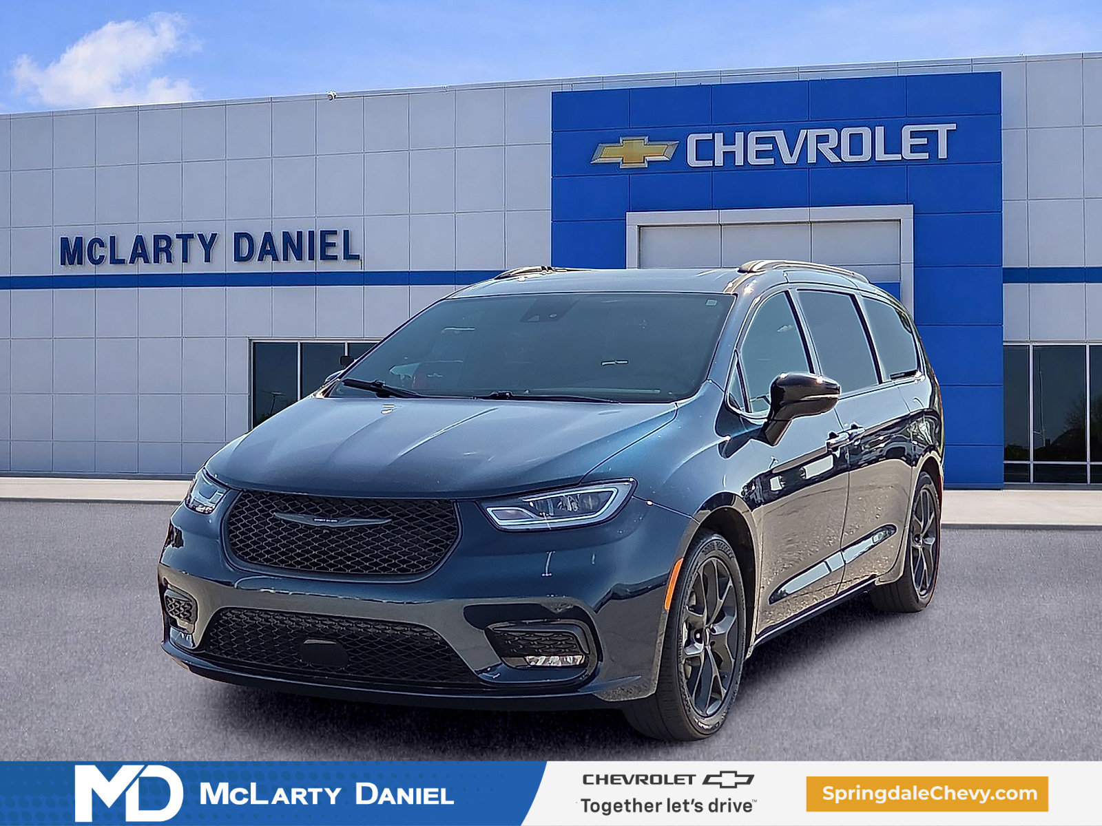 Used 2025 Chrysler Pacifica Limited FWD image 2