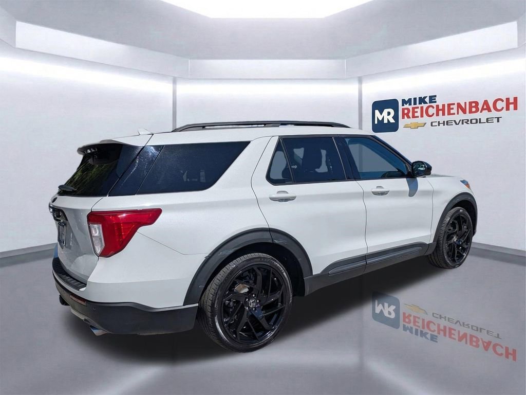 Used 2024 Ford Explorer XLT w/ Equipment Group 202A RWD image 4