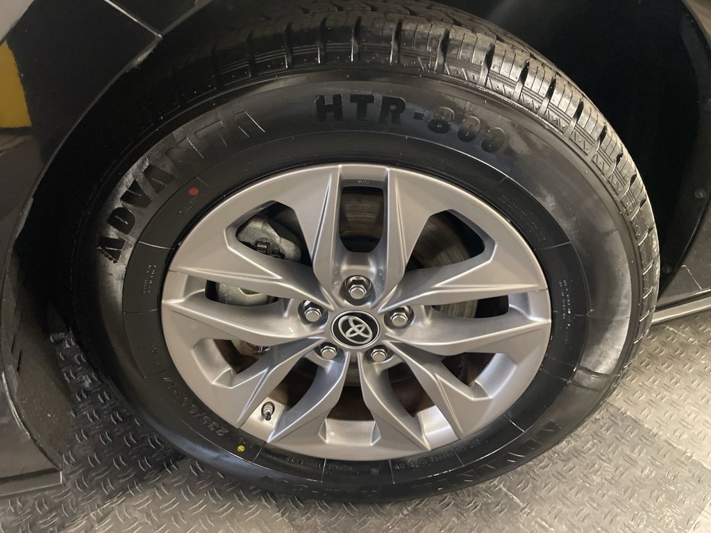 Used 2024 Toyota Sienna LE image 4