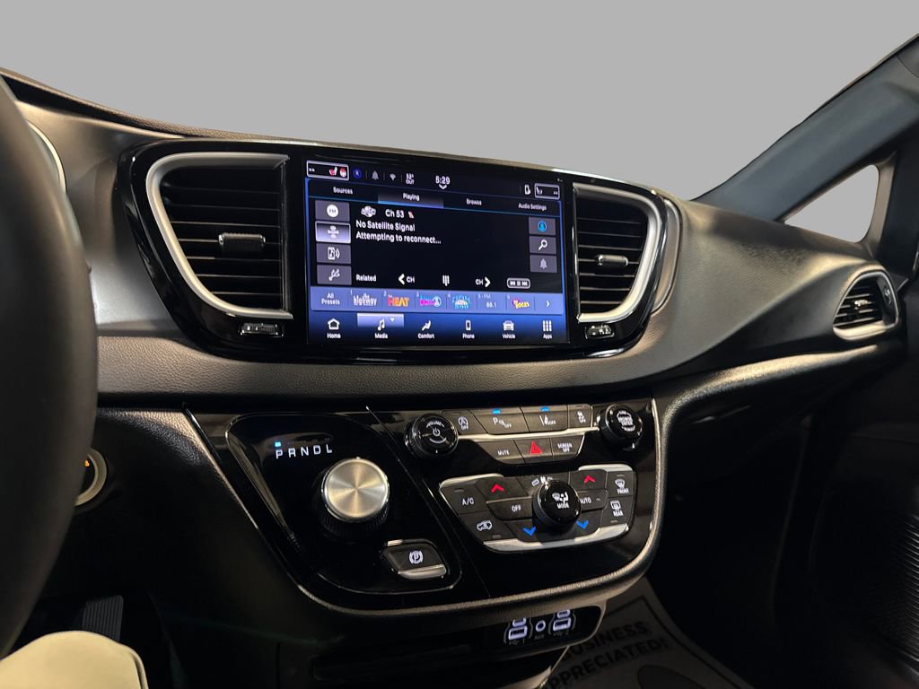 Used 2025 Chrysler Pacifica Select image 18