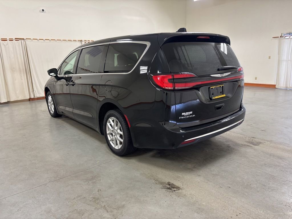 Used 2024 Chrysler Pacifica Touring-L FWD image 6