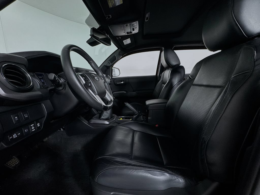 Used 2022 Toyota Tacoma TRD Sport w/ TRD Premium Sport Package AWD/4WD image 10