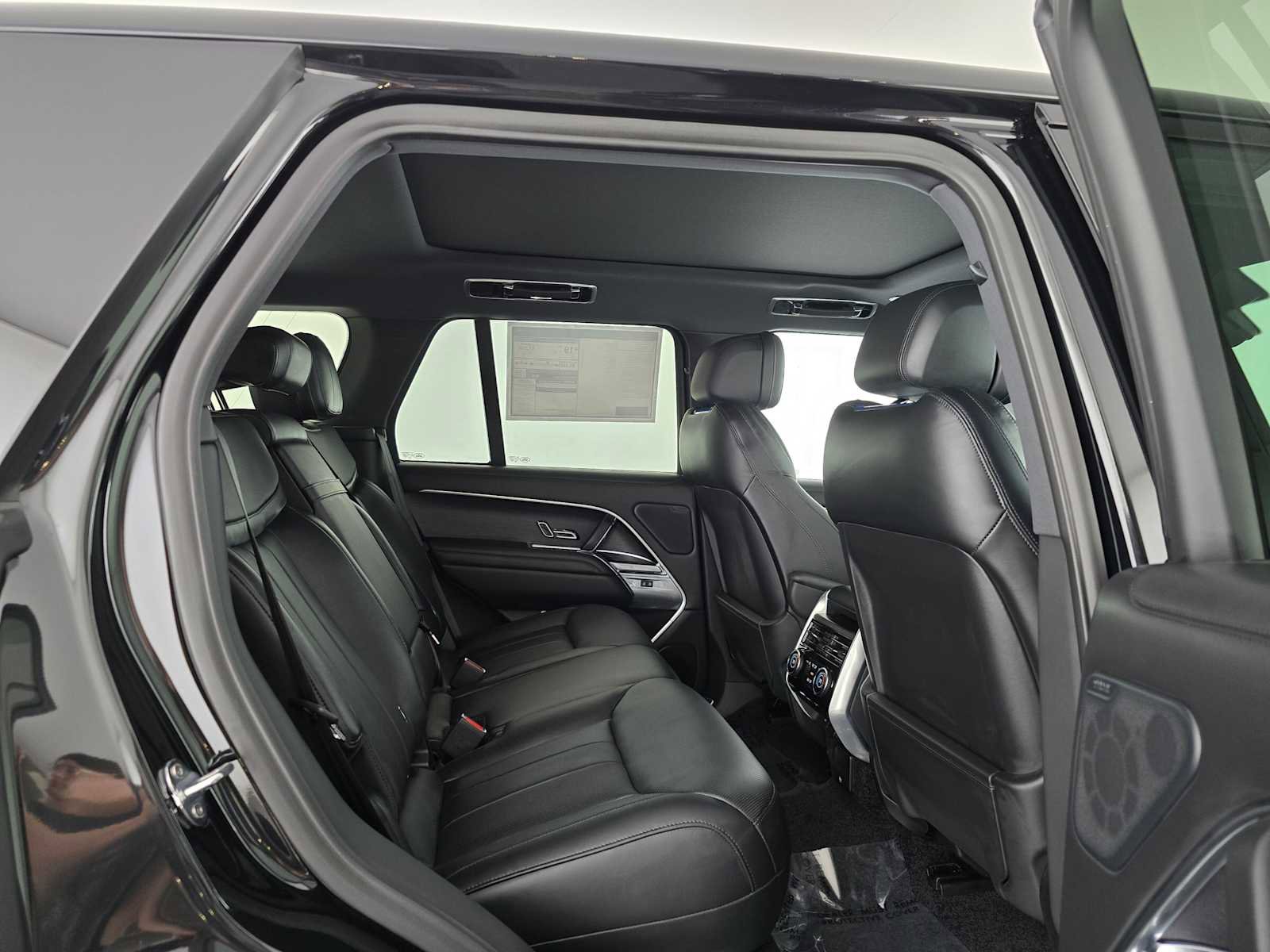 New 2025 Land Rover Range Rover SE AWD/4WD image 12