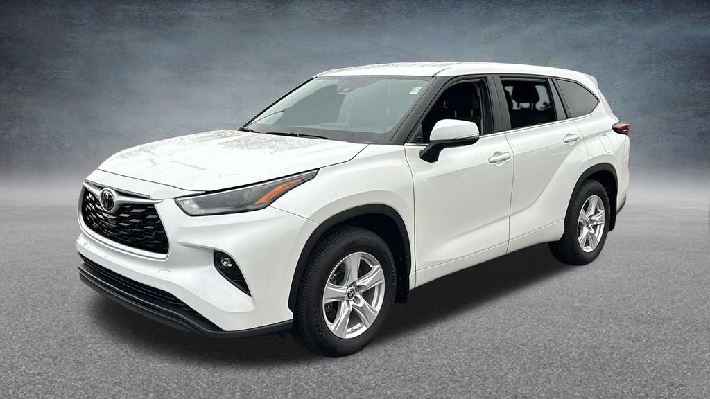 Used 2025 Toyota Highlander LE AWD/4WD image 3