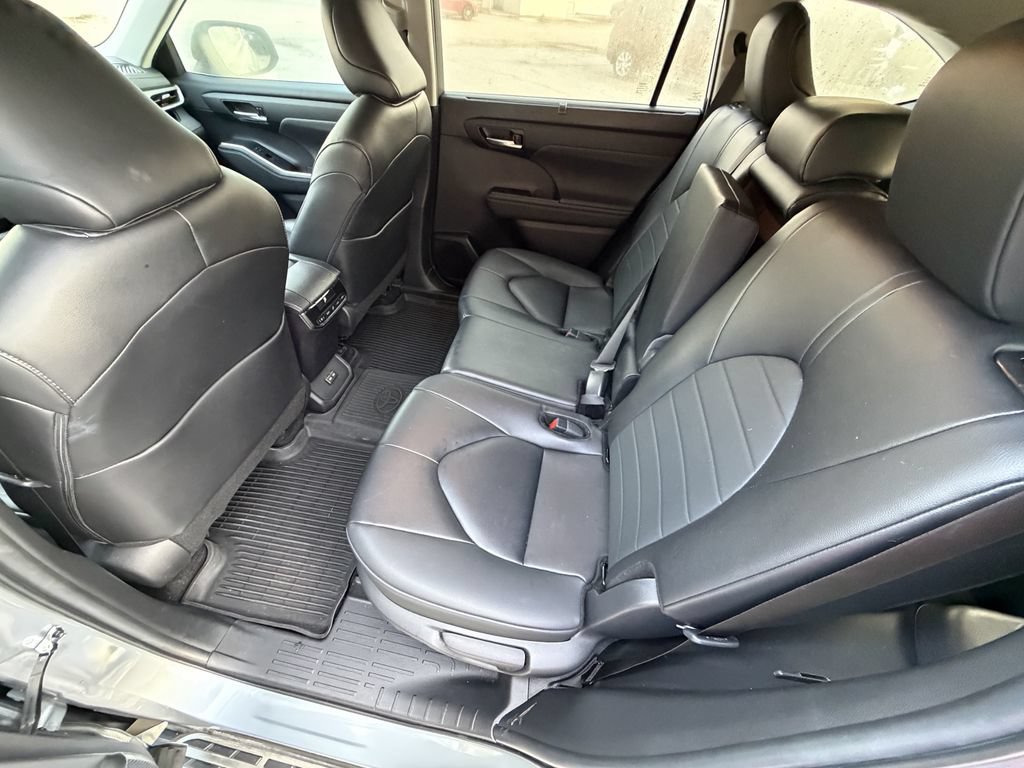 Used 2024 Toyota Highlander XLE FWD image 16