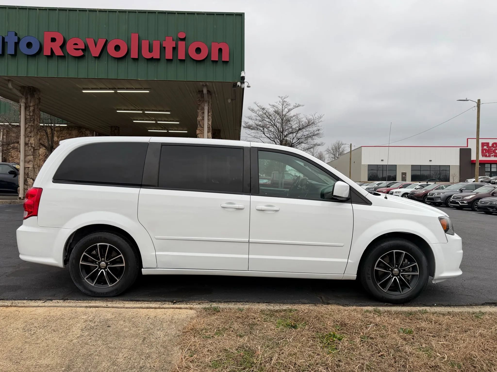 Used 2017 Dodge Grand Caravan SE image 8