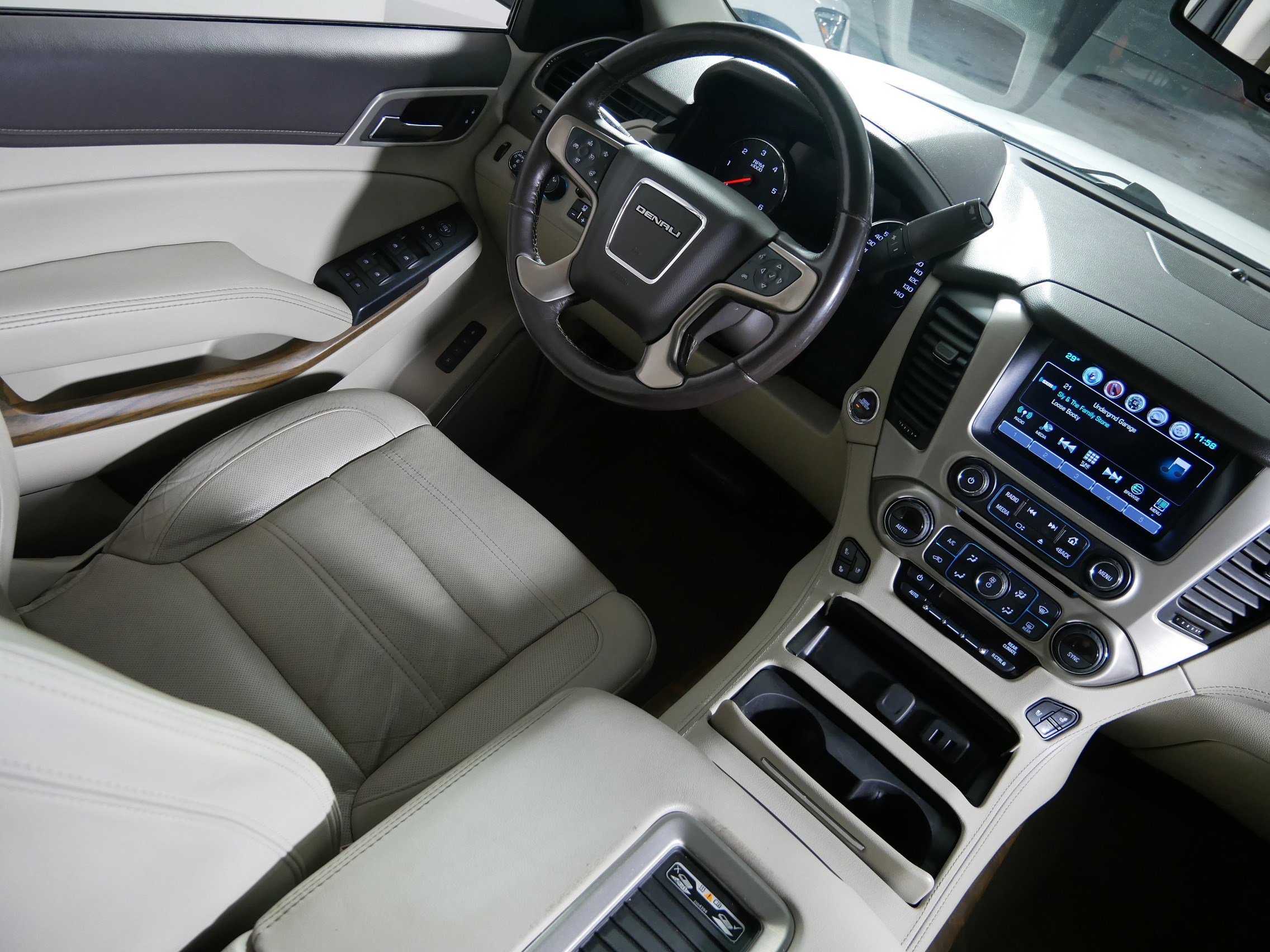 Used 2019 GMC Yukon XL Denali w/ Denali Ultimate Package image 9