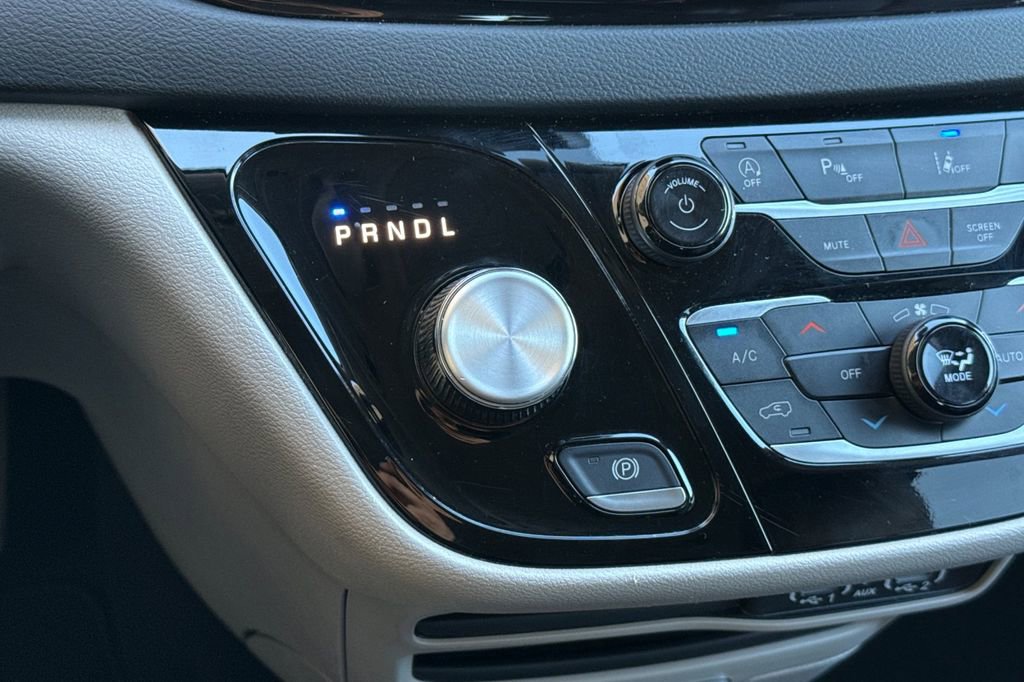Used 2023 Chrysler Pacifica Touring-L image 32