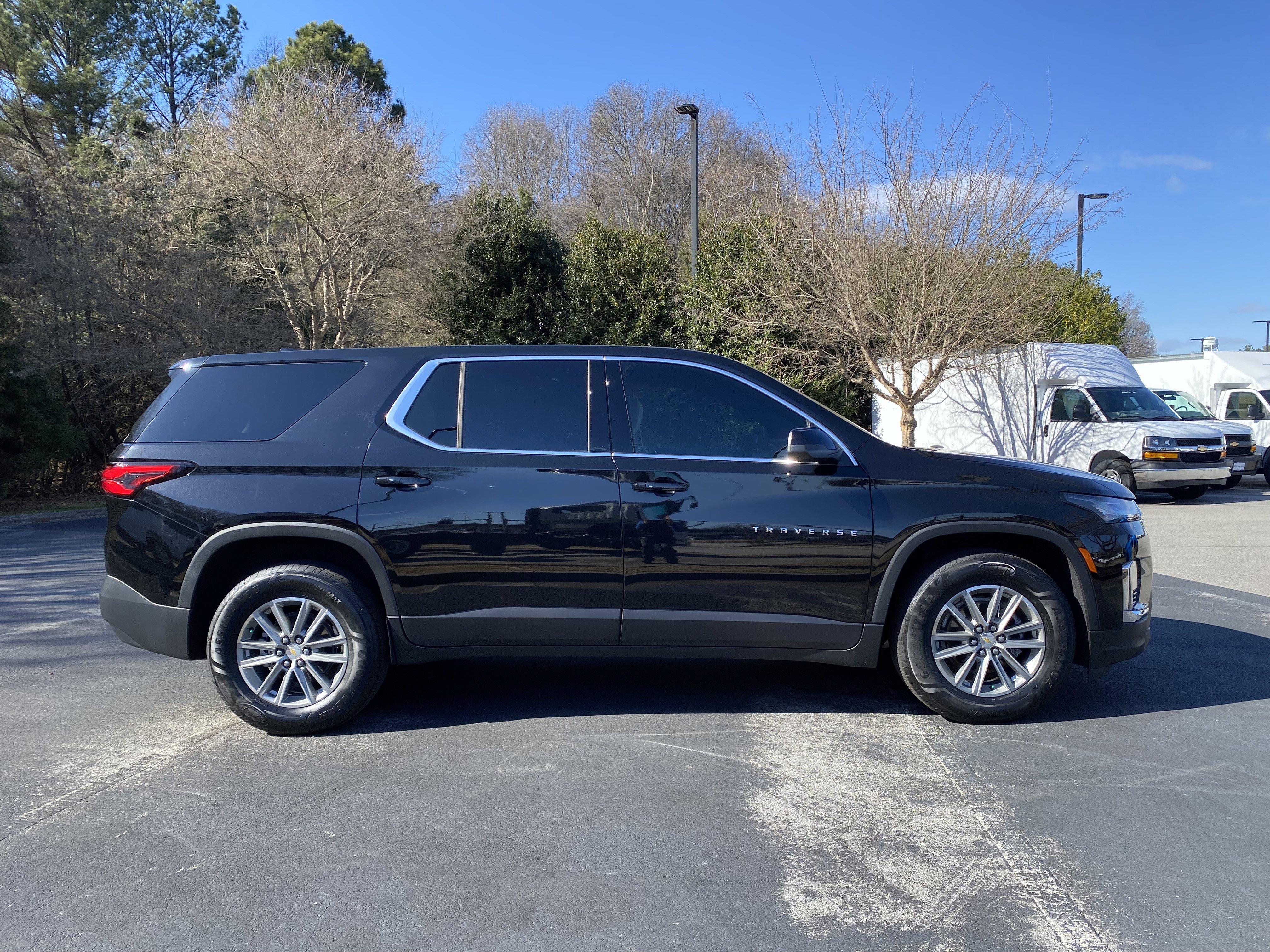 Used 2023 Chevrolet Traverse LS image 10