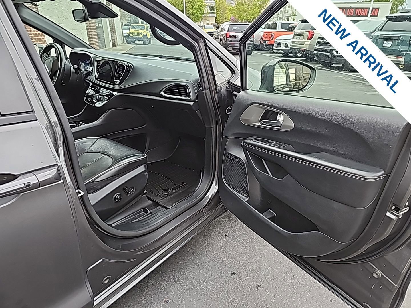 Used 2021 Chrysler Pacifica Limited w/ Uconnect Theater Family Group image 24