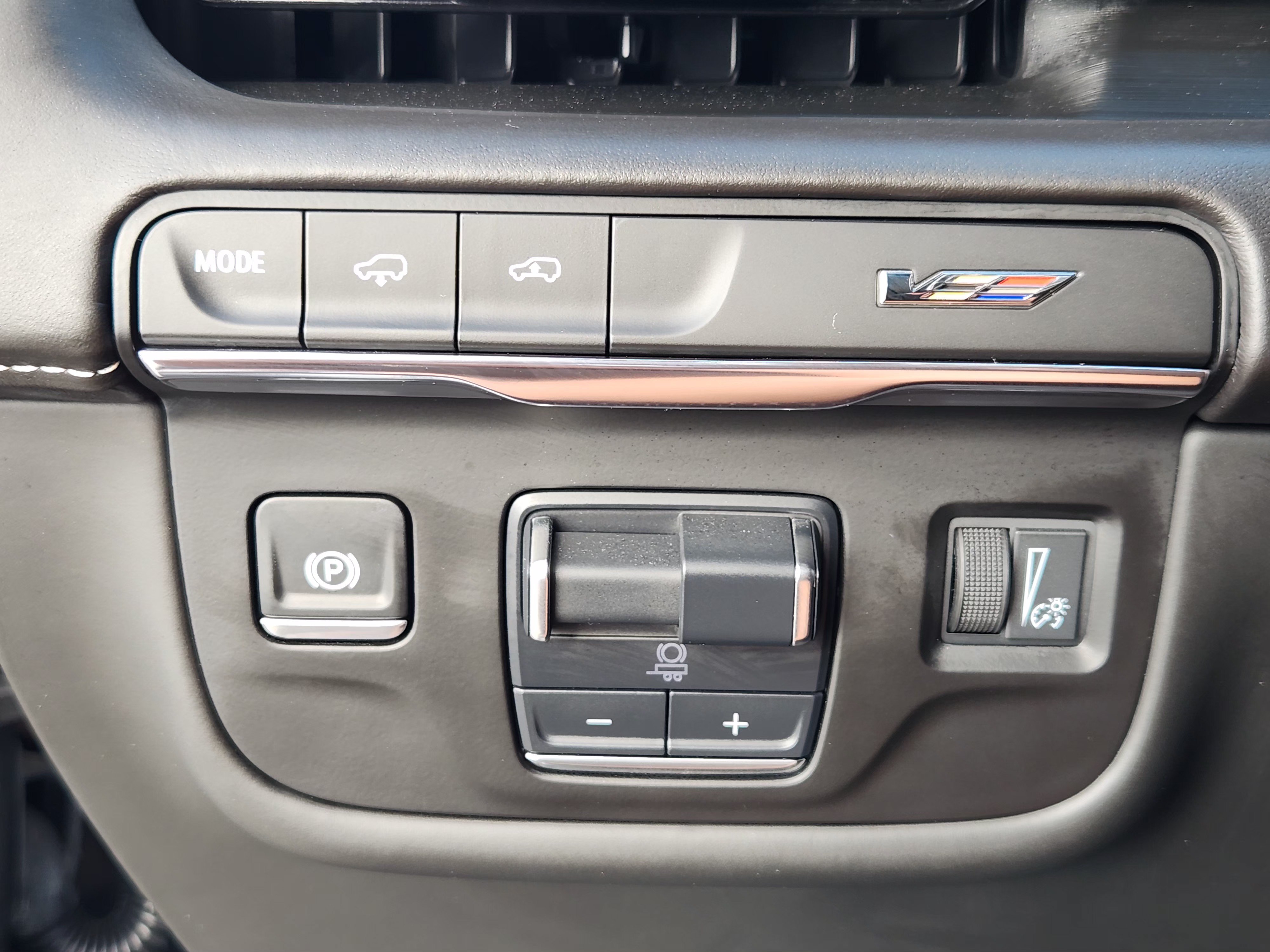Used 2024 Cadillac Escalade ESV V w/ LPO, ONYX Package AWD/4WD image 23