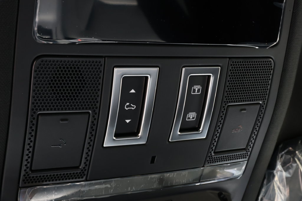 New 2026 Land Rover Defender 110 X-Dynamic SE AWD/4WD image 29