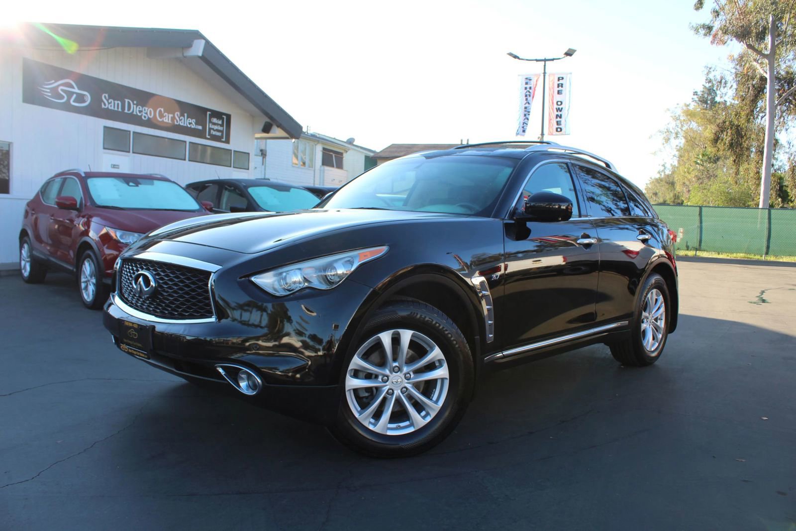 Used 2017 INFINITI QX70 3.7 w/ Premium Package image 1