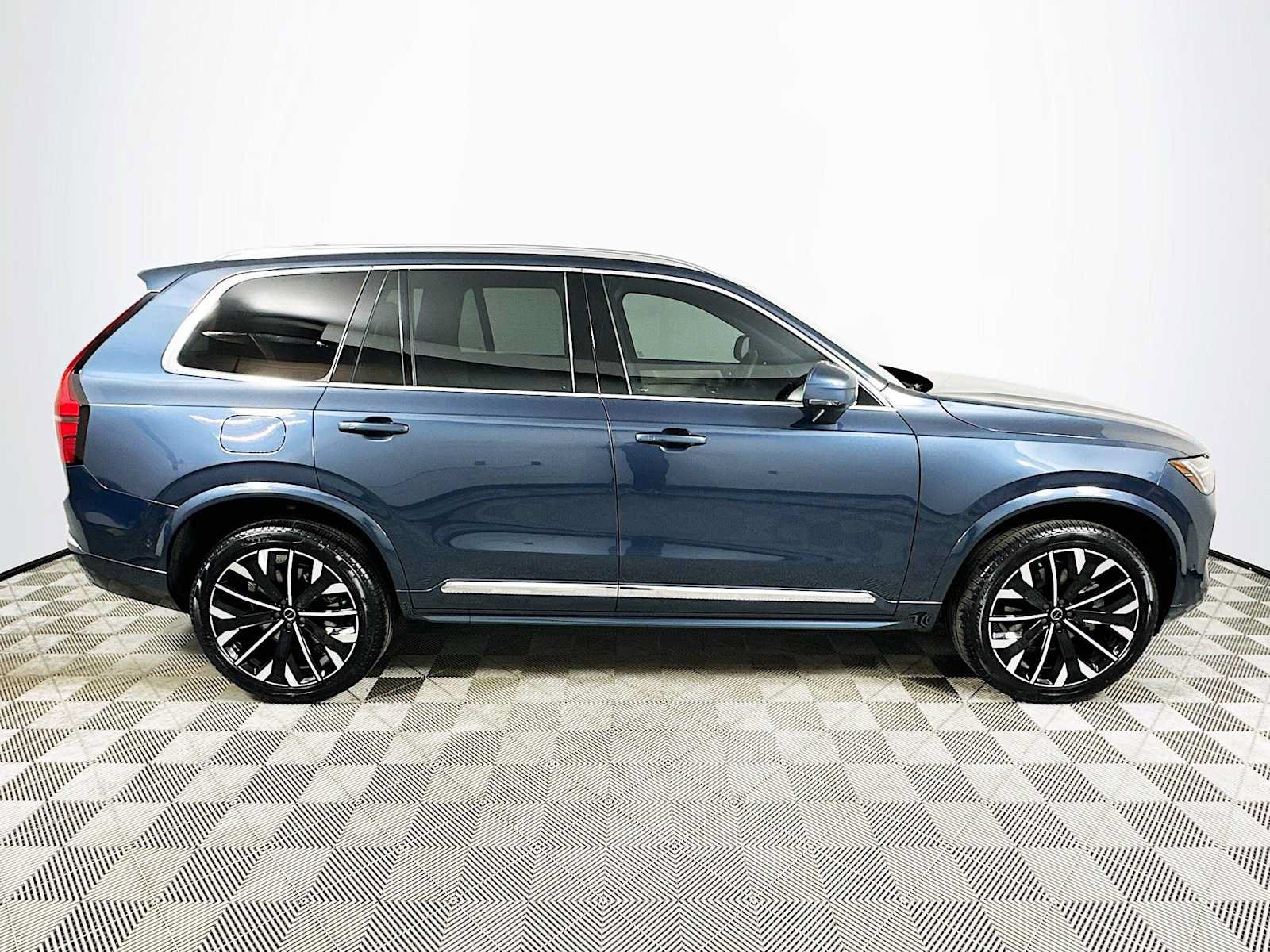 New 2026 Volvo XC90 B6 Plus w/ Protection Package Premier AWD/4WD image 8