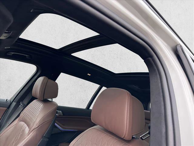 Used 2025 BMW X7 M60i image 11