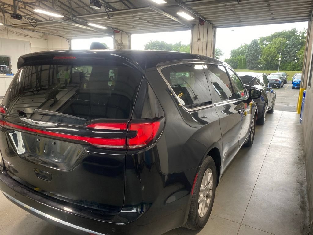 Used 2024 Chrysler Pacifica Touring-L FWD image 4