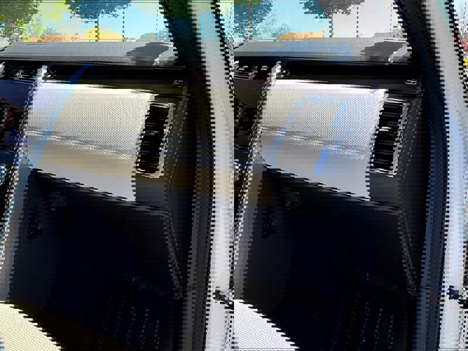 Used 2023 Land Rover Discovery HSE R-Dynamic AWD/4WD image 18