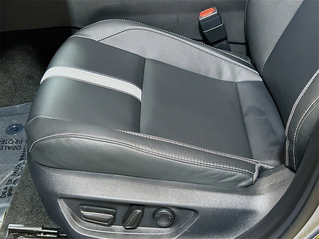 Used 2025 Toyota Camry SE w/ Convenience Package image 16