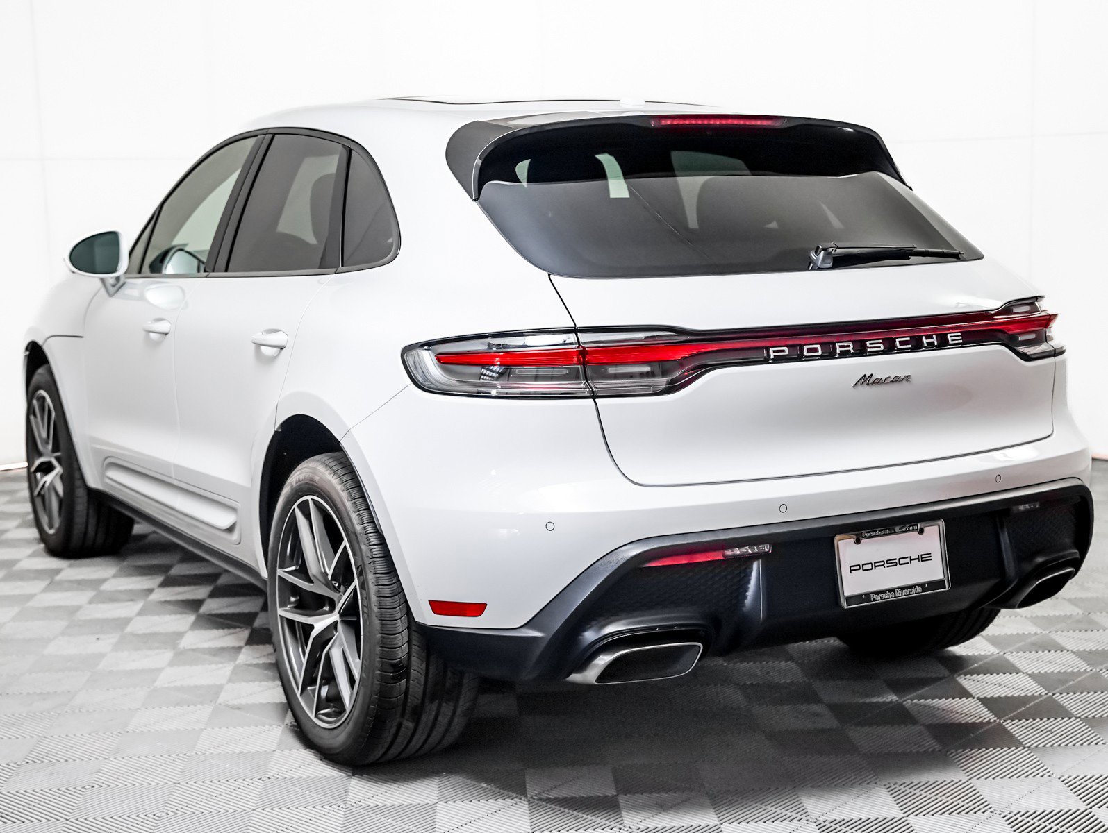 Certified 2025 Porsche Macan image 3