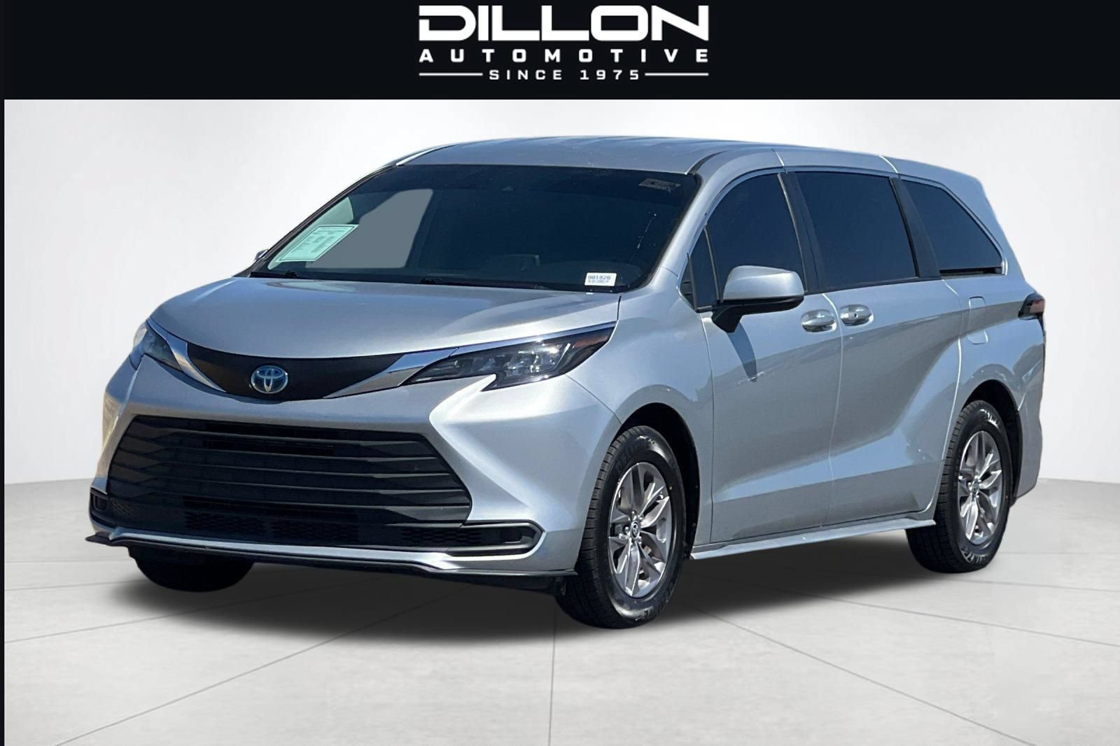 Used 2024 Toyota Sienna LE AWD/4WD image 8