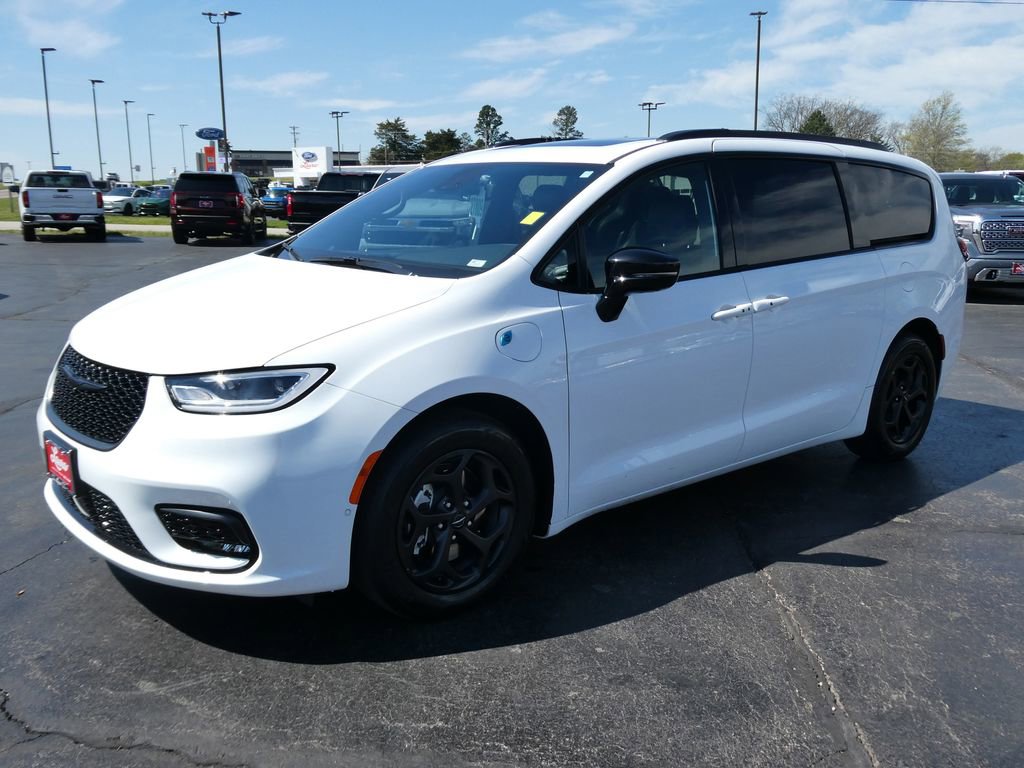 Used 2024 Chrysler Pacifica Premium image 9
